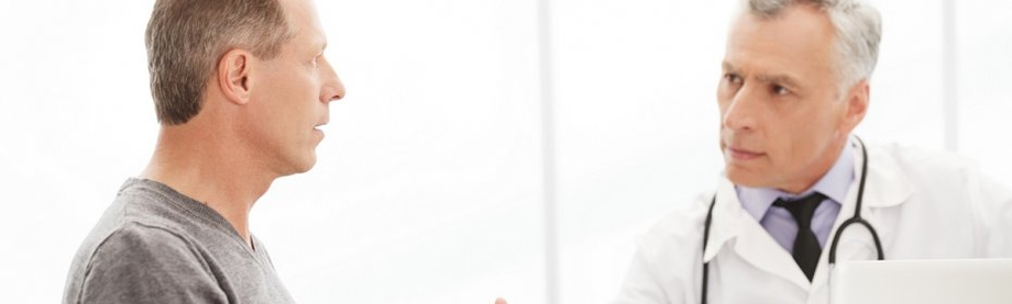 Čovjek s prostatitisom na prijemu urologa