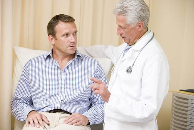 pacijent s prostatitisom na liječničkom pregledu